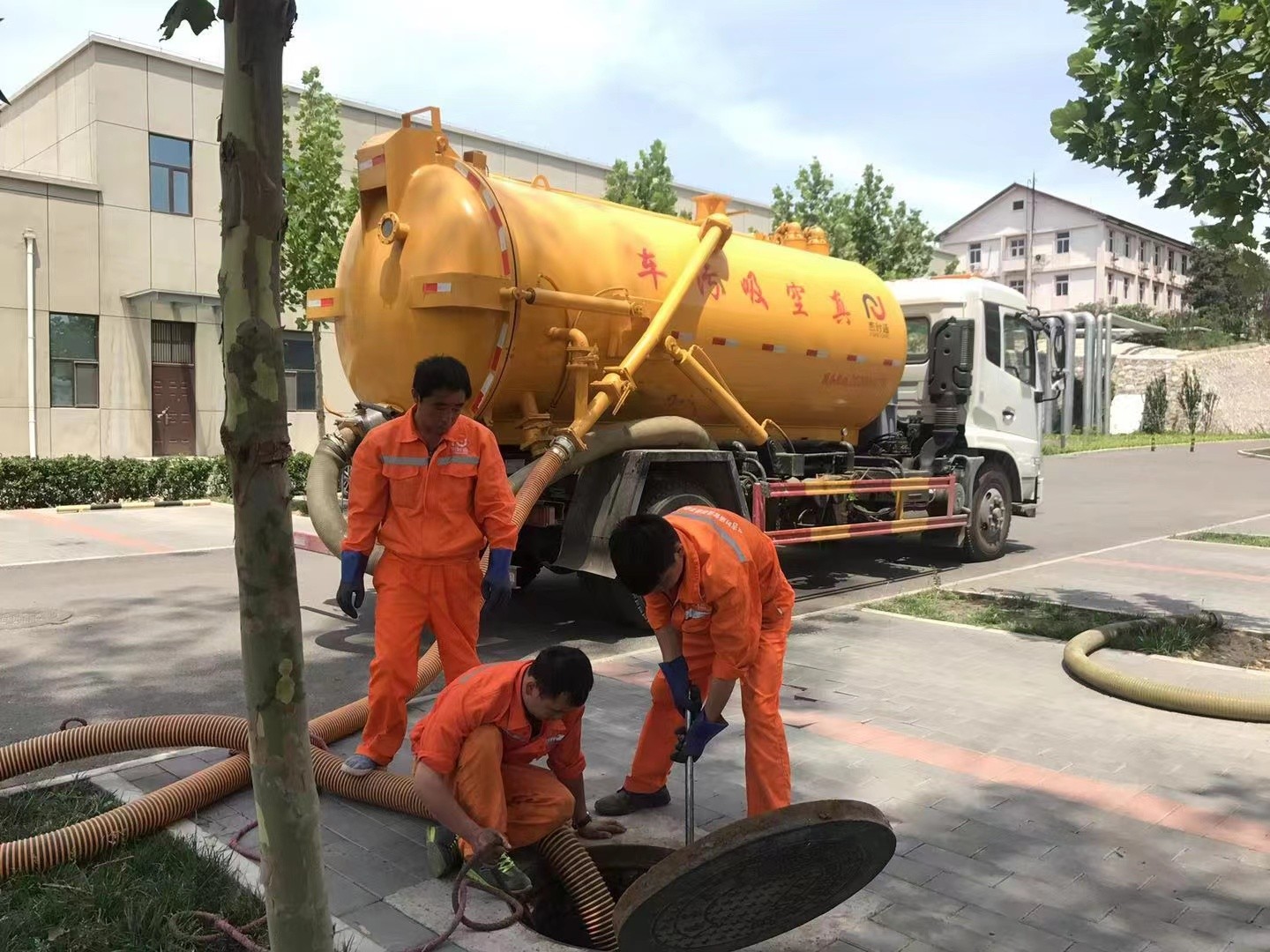 双塔管道疏通车停在窨井附近