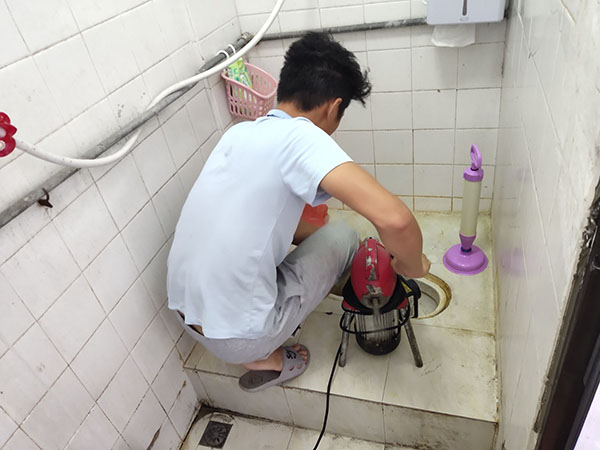 双塔管道堵塞冒臭气 专业师傅现场解决问题
