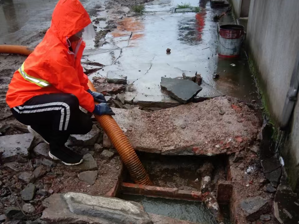 双塔专业清理污水池 炜誉市政以规范流程守护城市 “肠道”